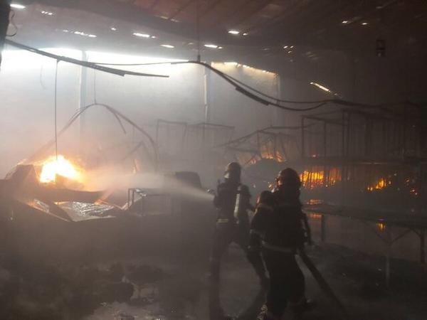 آتش سوزی انبار عطر و ادکلن در بازار تهران ، نجات 10 نفر از میان دود و آتش